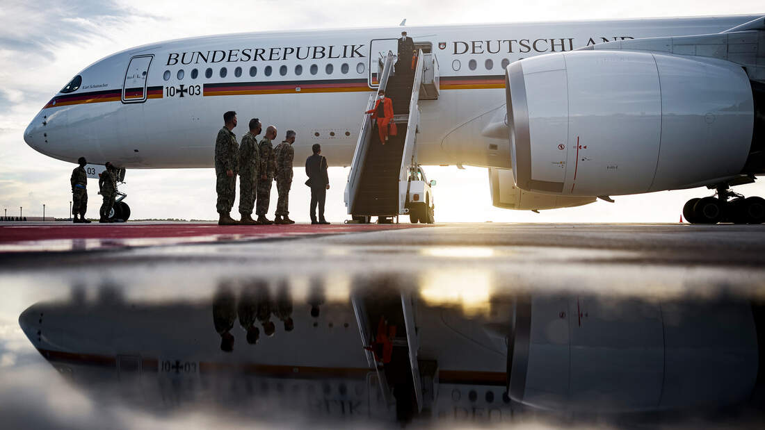 Der Kanzler-Airbus und sein Gefolge