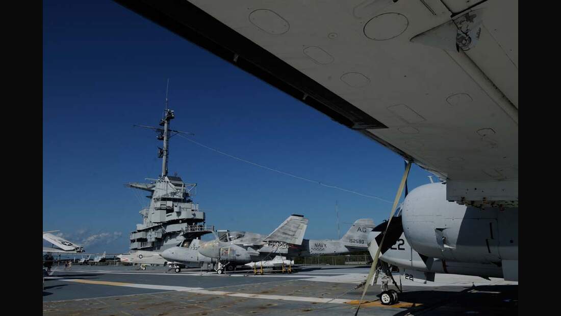 MuseumsFlugzeugträger USS Yorktown FLUG REVUE
