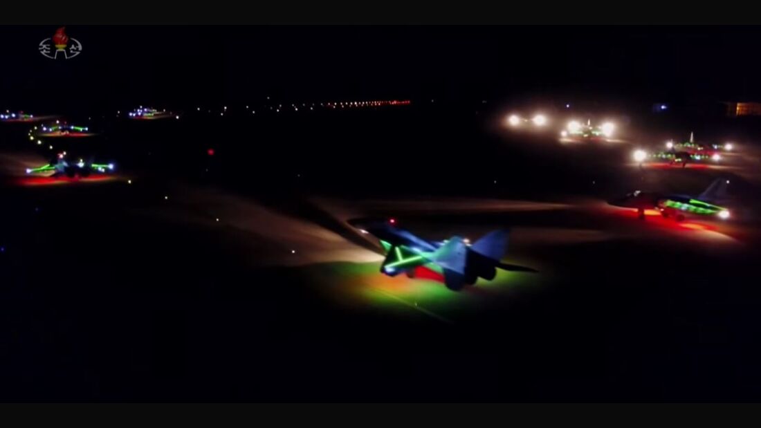 Nordkorea lässt Kampfjets nachts bunt leuchten