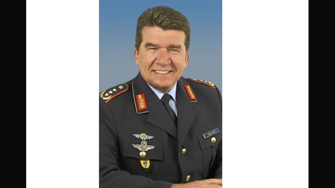 Generalleutnant Karl Müllner zum Geburtstag der Luftwaffe.