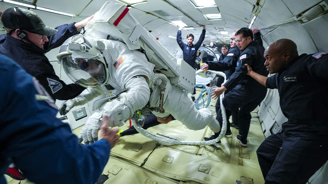 Collins testet neuen Raumanzug in Boeing 727