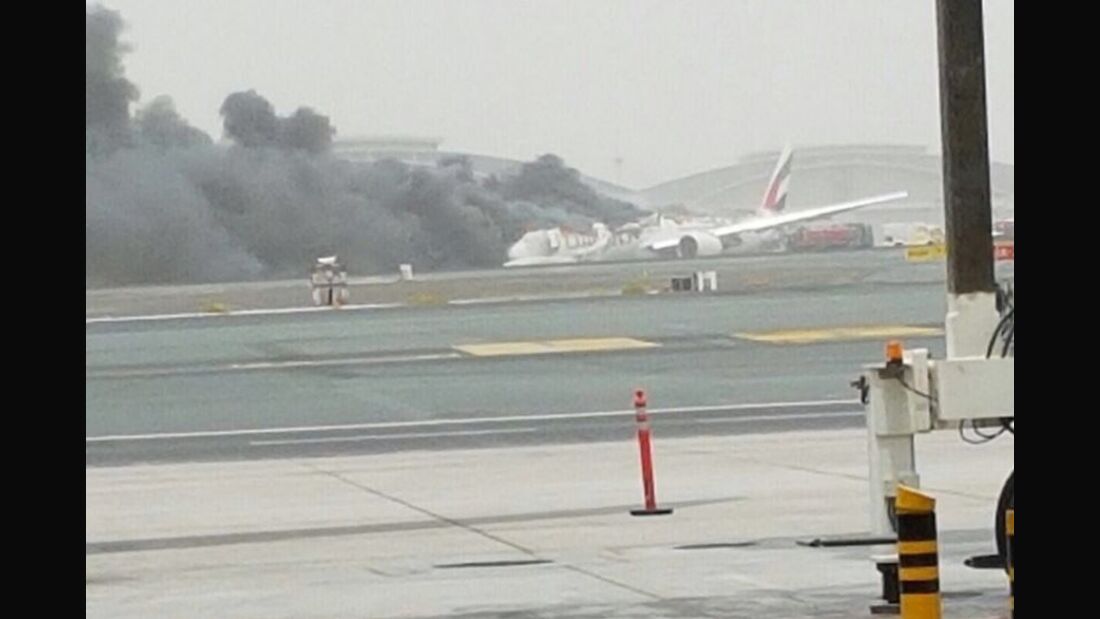 Emirates 777-300 verunglückt bei Landung in Dubai