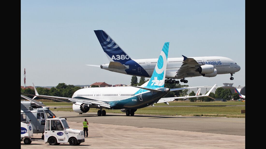 Airbus und Boeing verkaufen fast 900 Flugzeuge