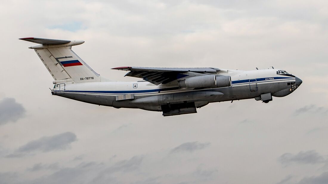 Iljuschin Il-76 werfen Bomben auf Bodenziele