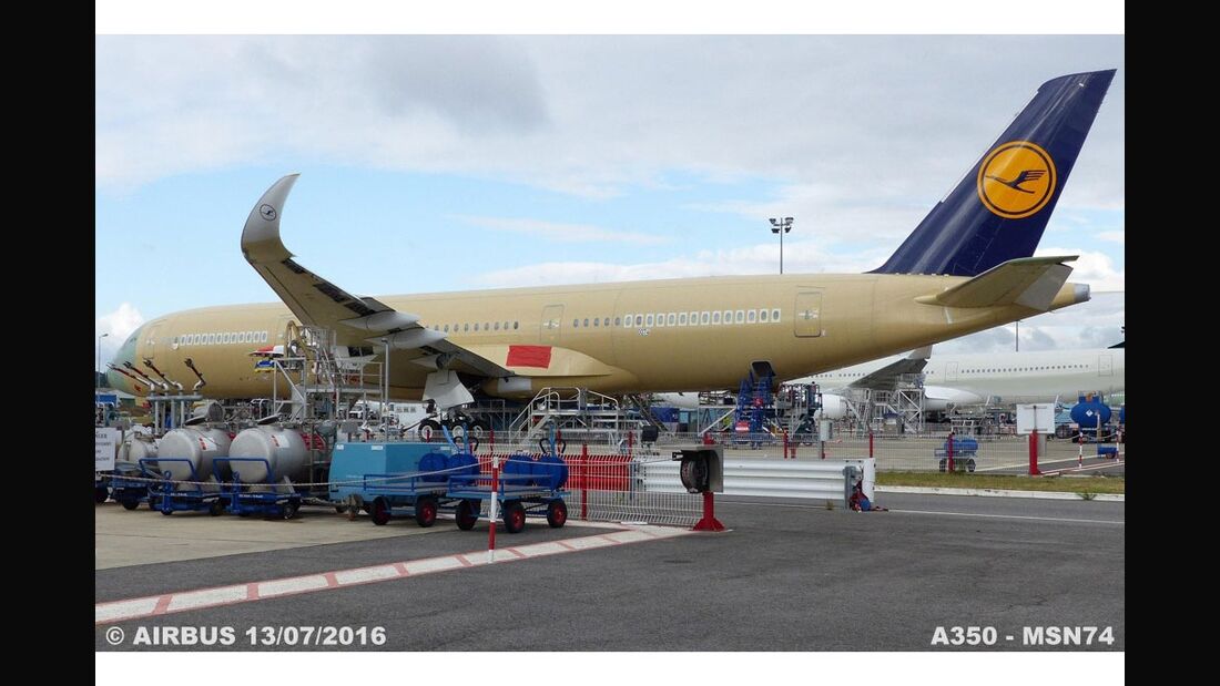 Erste A350 für Lufthansa verlässt die Halle
