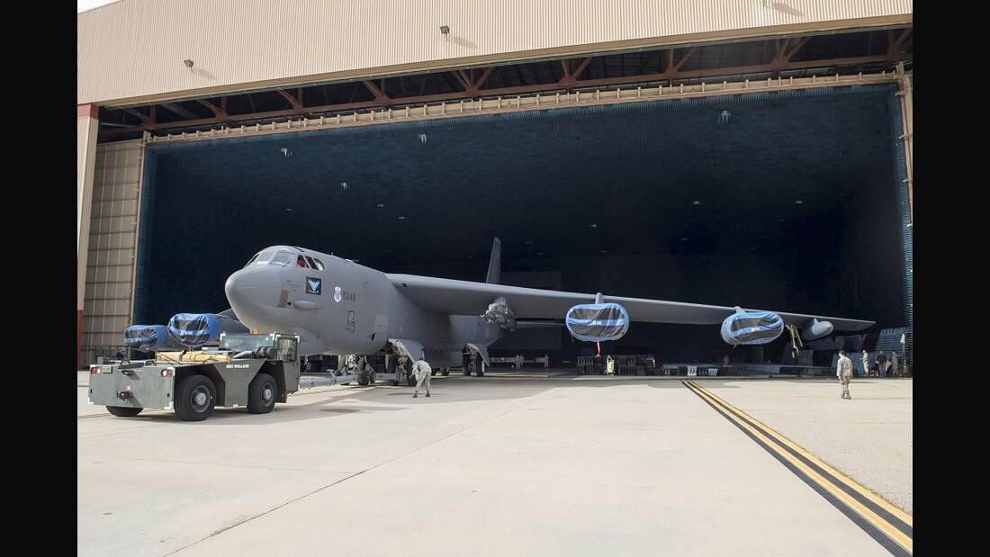 B-52H-Bomber durchläuft elektromagnetische Tests