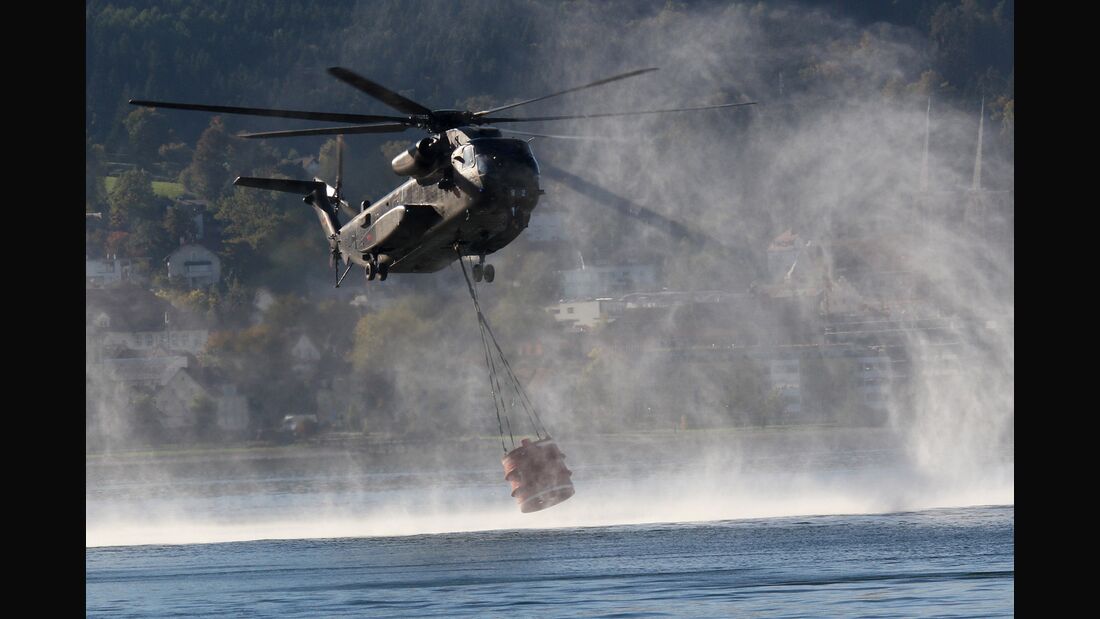 CH-53 der Luftwaffe helfen beim Löschen