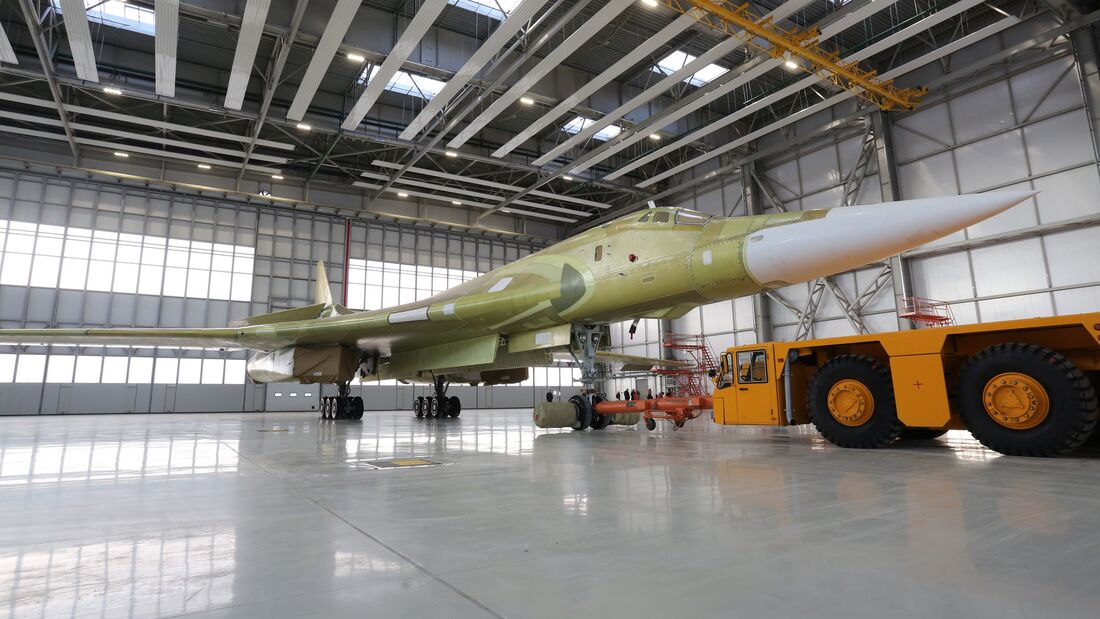 Erste komplett neu gebaute Tu-160M2 steht im Hangar