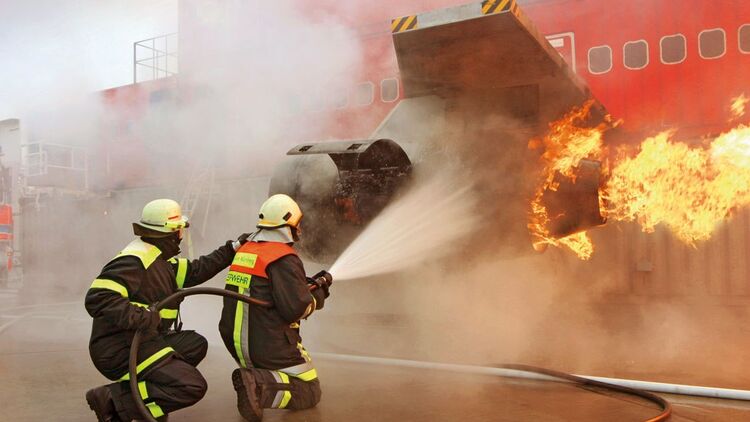 Feuerwehrmann Am Flughafen Flug Revue