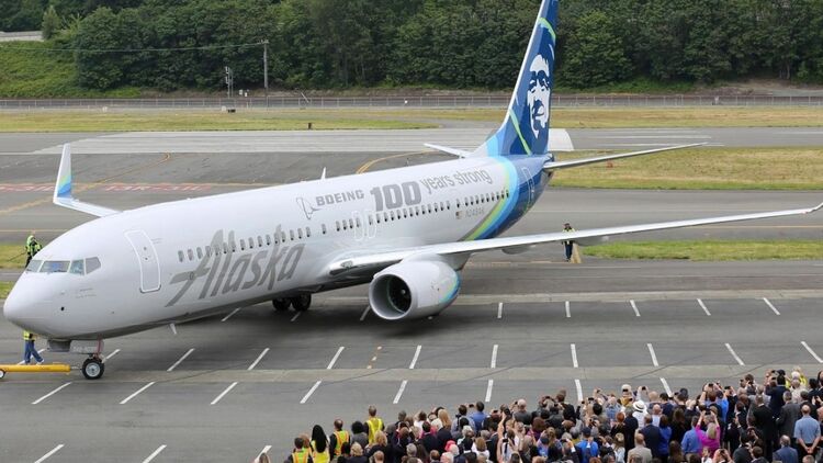 Alaska Airlines Ubernimmt Erste 737 Mit Vergrosserten