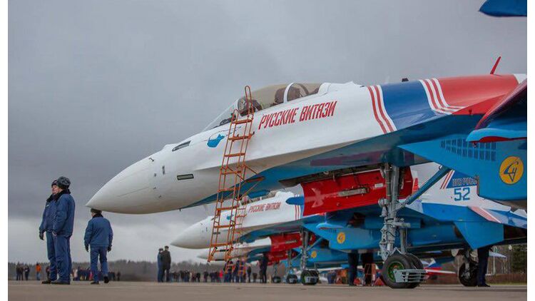 Russische Kunstflugstaffel Su 35s Fur Russkije Witjasi Flug Revue