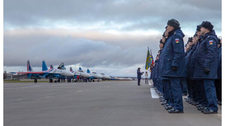 Russische Kunstflugstaffel Su 35s Fur Russkije Witjasi Flug Revue