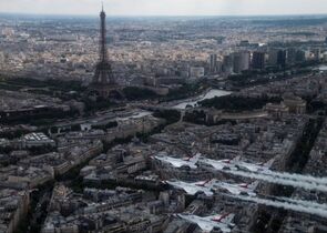 Frankreich Begeht Nationalfeiertag Mit Luftparade Flug Revue