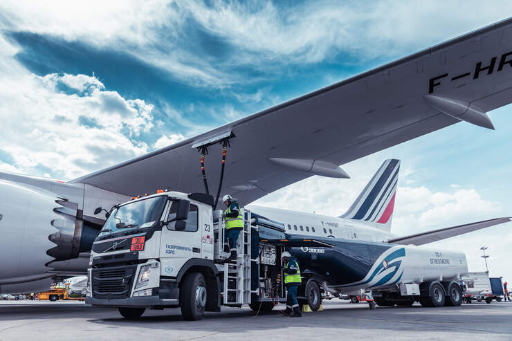 Bildergebnis für Flugzeug betanken mit tanklaster