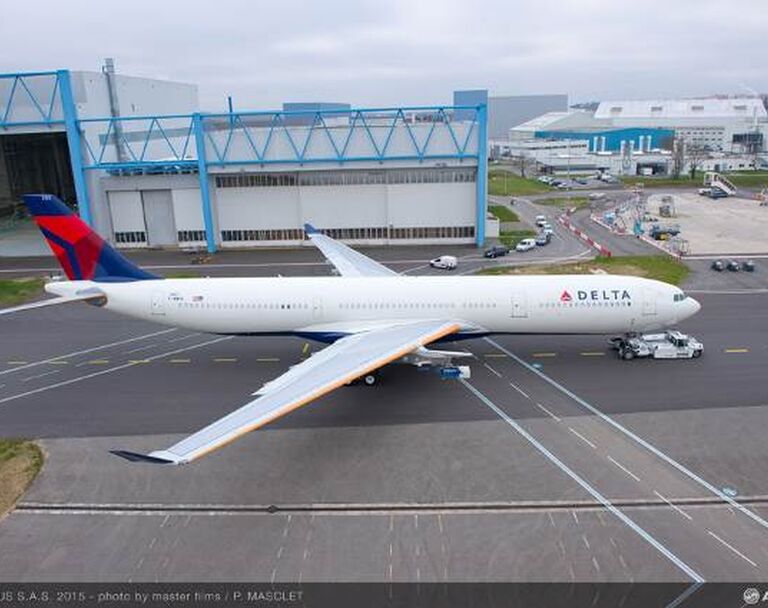 Erste 242 Tonnen A330 Rollt In Delta Farben Aus Der Halle