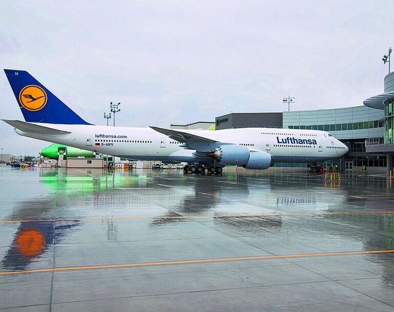 Vorletzte 747 8 Fur Lufthansa Rollt In Everett Aus Der Halle