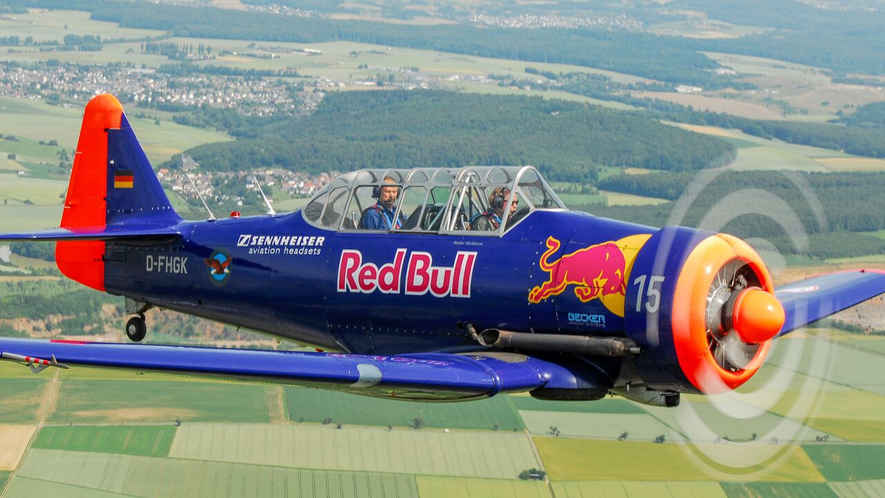 Walter Eichhorn Ubergibt Seine T 6 An Red Bull Flug Revue