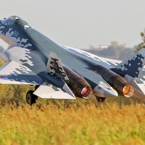 Su-57 erhält neue „Blitz“-Waffe: Kamikaze-Drohnen für Russlands Superfighter
